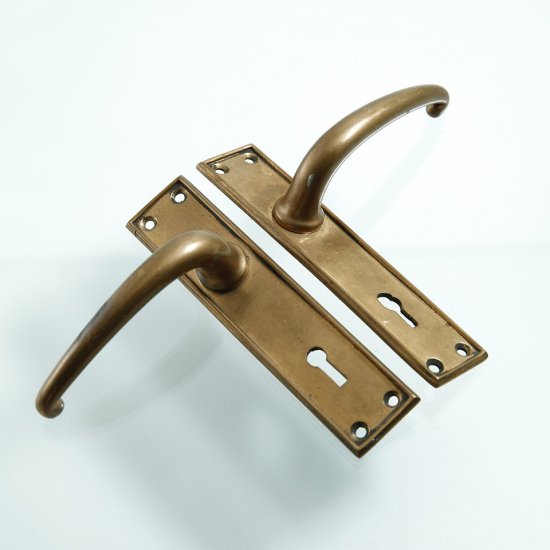 小ぶりな真鍮ドアノブセット 鍵付き レバー形 英国アンティーク 