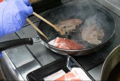 温めたフライパンに少量の油を馴染ませ、解凍した豚肉を中火で両面軽く色付くまで焼く。