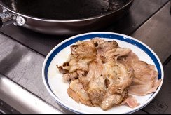焼いた豚肉は別皿に取り出す。