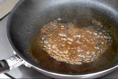 付属のタレをフライパンに入れ中火で沸騰させる。（肉１パックでタレ１つの分量）