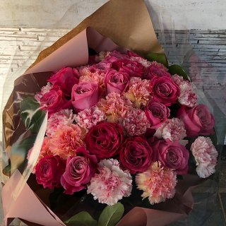 薔薇とカーネーションの花束の商品画像