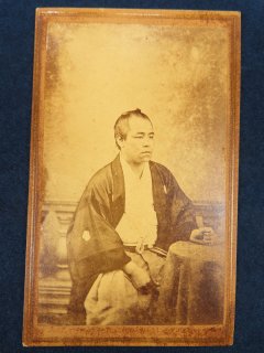明治初期 手札型鶏卵古写真 紋付羽織袴の後藤象二郎