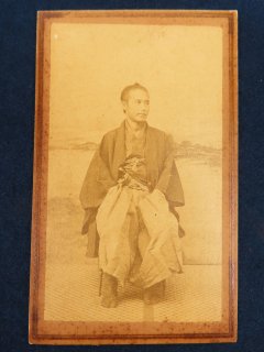 明治初期 手札型鶏卵古写真 短刀,羽織袴の勝海舟