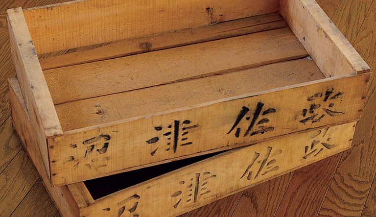 日本の河岸や港で使われる木箱。