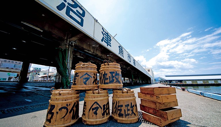 日本の河岸や港で使われる木箱。