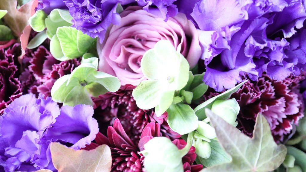 シックな紫系の花束