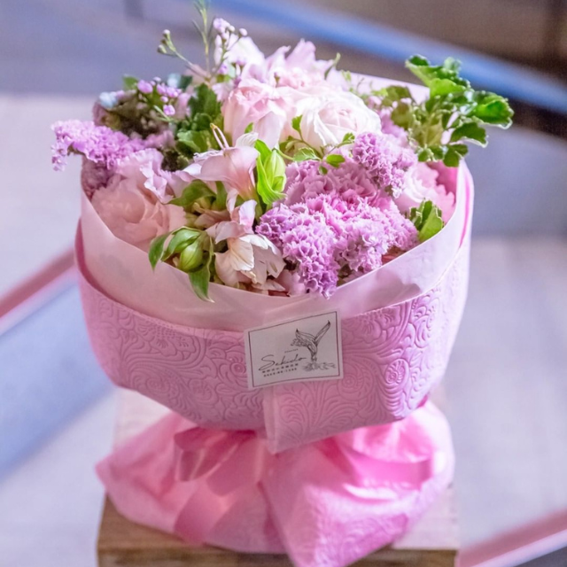自立する花束　スタンディングブーケ（ピンク系・Мサイズ01）