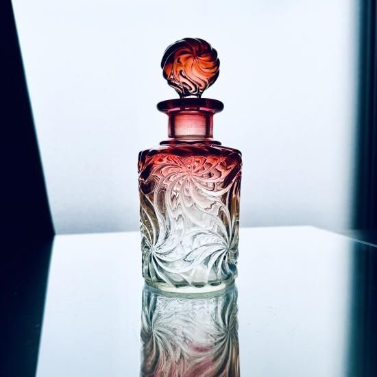 薔薇色のオールドバカラ ローザスミュルティプルの香水瓶#大69 【1916年】ローズレッド - Baccarat Amour《バカラムール》