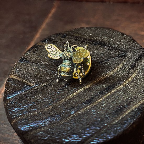 【kaus】ハットアクセサリー honey bee 実寸サイズ 蜜蜂 ピン