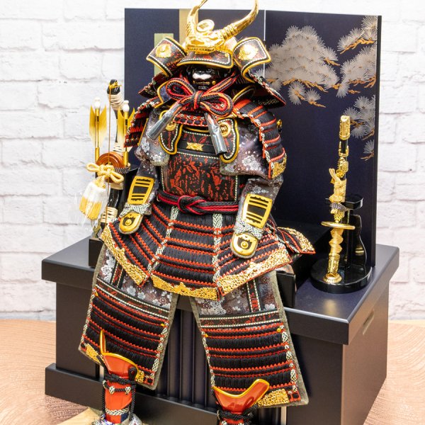 限定 7号武田信玄鎧 駿河蒔絵紺サテン銀針松鎧収納飾りセット - 人形 