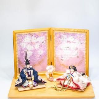 <img class='new_mark_img1' src='https://img.shop-pro.jp/img/new/icons1.gif' style='border:none;display:inline;margin:0px;padding:0px;width:auto;' />桜押し花額屏風天竜杉飾り台 小三五熨斗目に桜刺繍親王セット