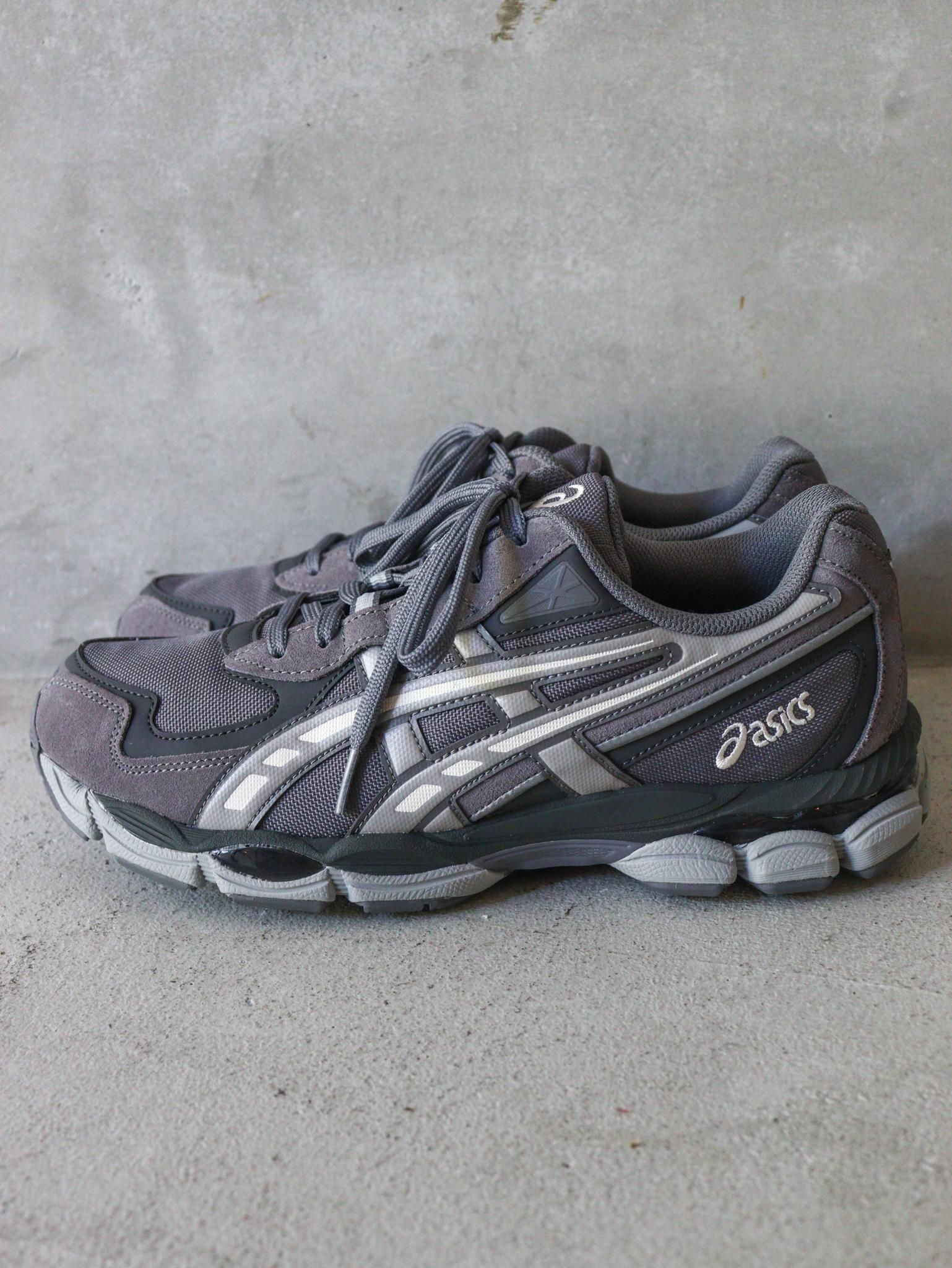 ASICS（アシックス）GEL-NYC 2055 / CARBON×CEMENT GREY 公式