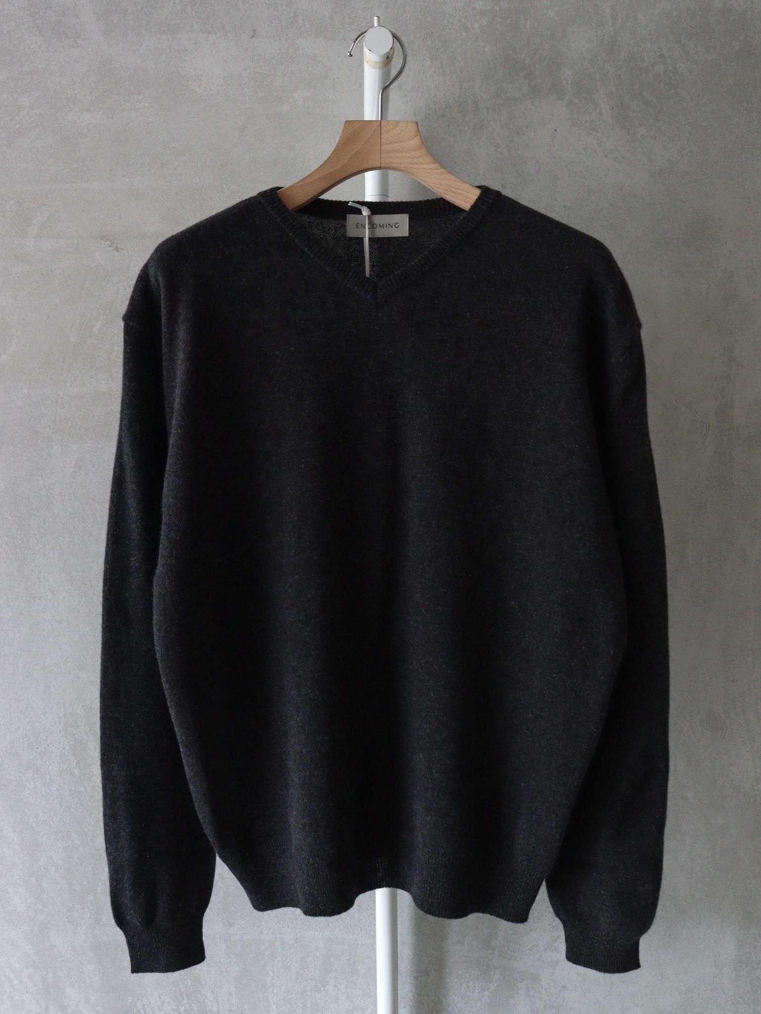 【ENCOMING】KNITTED V NECK JUMPER ENCOMING（インカミング）KNITTED V NECK JUMPER / CHARCOAL 公式通販