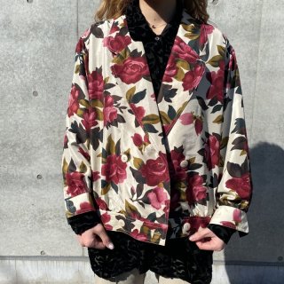 <img class='new_mark_img1' src='https://img.shop-pro.jp/img/new/icons20.gif' style='border:none;display:inline;margin:0px;padding:0px;width:auto;' />Flower Silk Double Buttons Jacket
