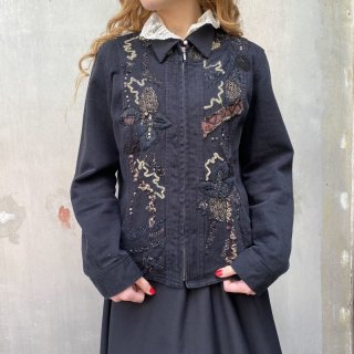 <img class='new_mark_img1' src='https://img.shop-pro.jp/img/new/icons20.gif' style='border:none;display:inline;margin:0px;padding:0px;width:auto;' />No Collar Embroidery Design Jacket BLK
