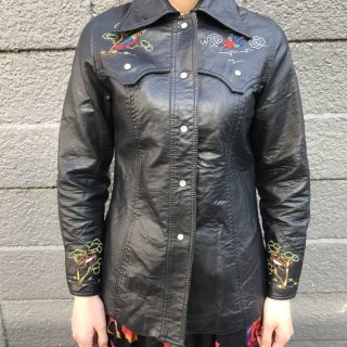 <img class='new_mark_img1' src='https://img.shop-pro.jp/img/new/icons20.gif' style='border:none;display:inline;margin:0px;padding:0px;width:auto;' />Embroidery Fake Leather Shirts BLK