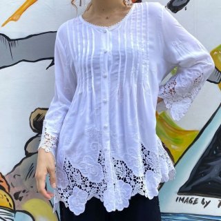 <img class='new_mark_img1' src='https://img.shop-pro.jp/img/new/icons20.gif' style='border:none;display:inline;margin:0px;padding:0px;width:auto;' />Flower Lace No Collar Shirt