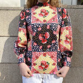 <img class='new_mark_img1' src='https://img.shop-pro.jp/img/new/icons20.gif' style='border:none;display:inline;margin:0px;padding:0px;width:auto;' />flower patchwork pattern puff sleeve top