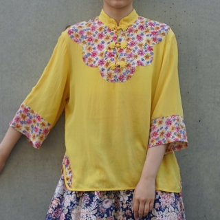 <img class='new_mark_img1' src='https://img.shop-pro.jp/img/new/icons11.gif' style='border:none;display:inline;margin:0px;padding:0px;width:auto;' />Flower silk yellow china top