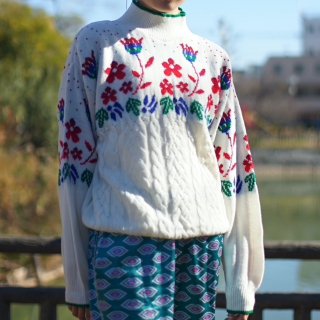 Hi-neck flower knit sweater white