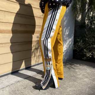 <img class='new_mark_img1' src='https://img.shop-pro.jp/img/new/icons11.gif' style='border:none;display:inline;margin:0px;padding:0px;width:auto;' />adidas side snap jersey pants mustard