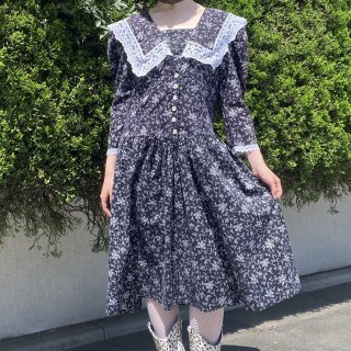 <img class='new_mark_img1' src='https://img.shop-pro.jp/img/new/icons11.gif' style='border:none;display:inline;margin:0px;padding:0px;width:auto;' />Monotone flower sailor collar cotton dress