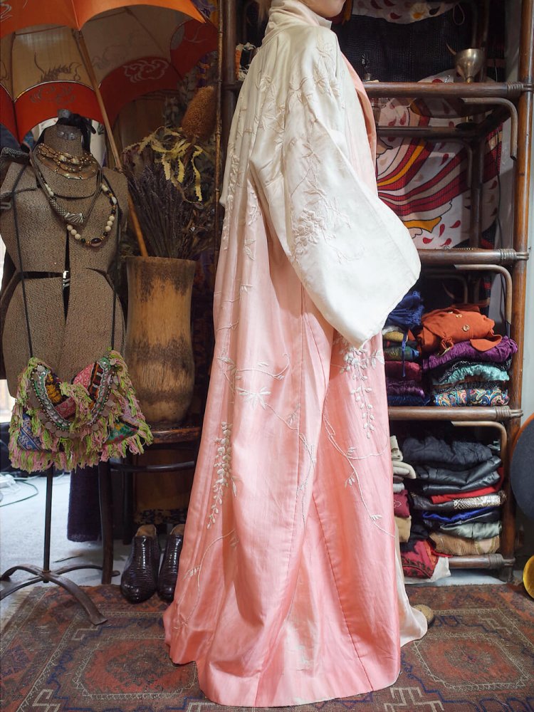 c.1920s Beautiful Wisteria Embroidery Gradation Silk Gown