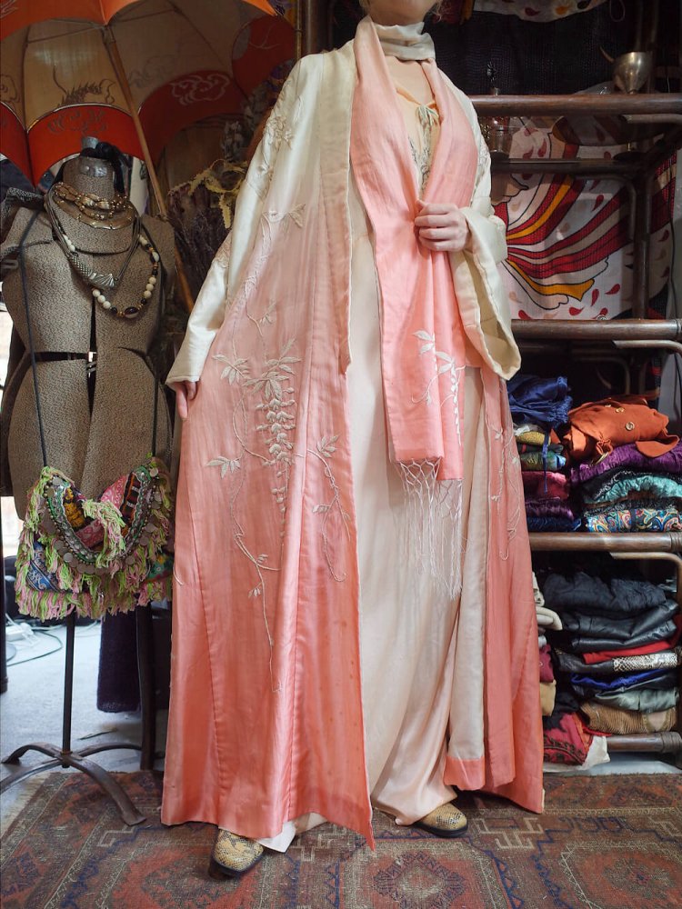 c.1920s Beautiful Wisteria Embroidery Gradation Silk Gown