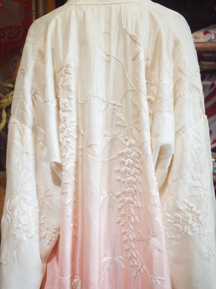 c.1920s Beautiful Wisteria Embroidery Gradation Silk Gown