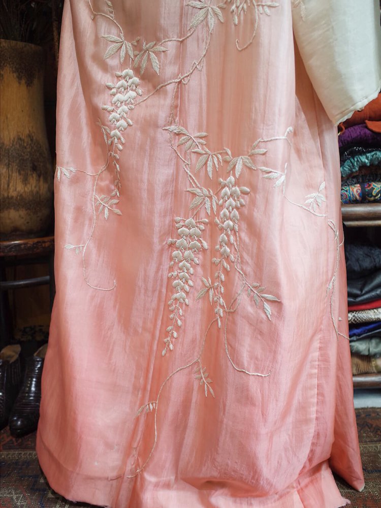 c.1920s Beautiful Wisteria Embroidery Gradation Silk Gown