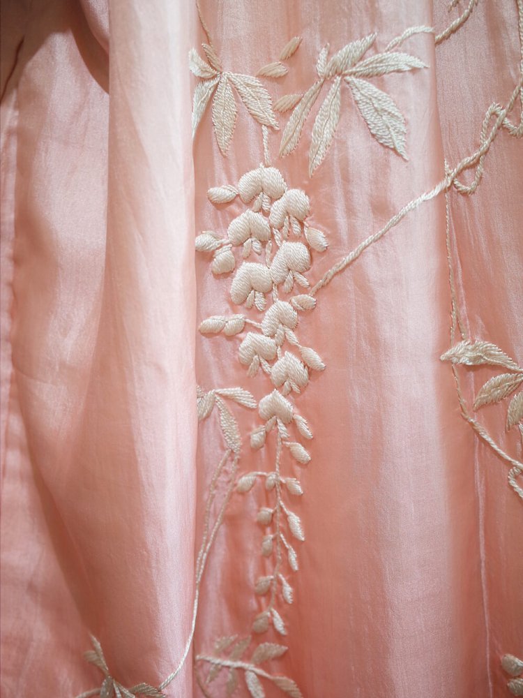 c.1920s Beautiful Wisteria Embroidery Gradation Silk Gown