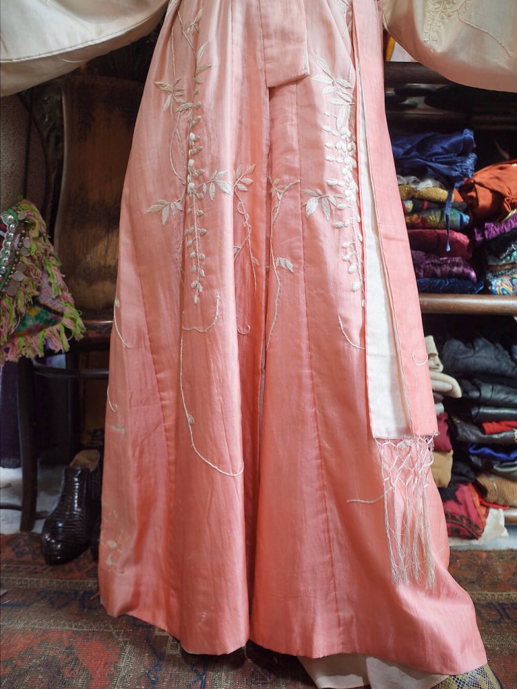 c.1920s Beautiful Wisteria Embroidery Gradation Silk Gown