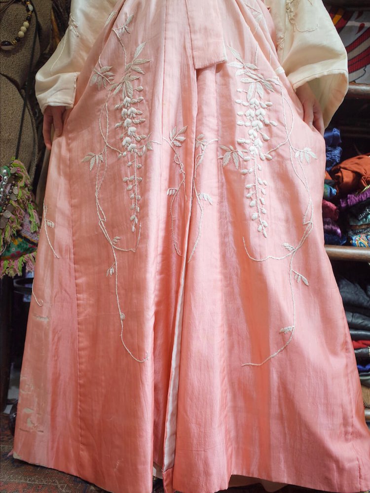 c.1920s Beautiful Wisteria Embroidery Gradation Silk Gown