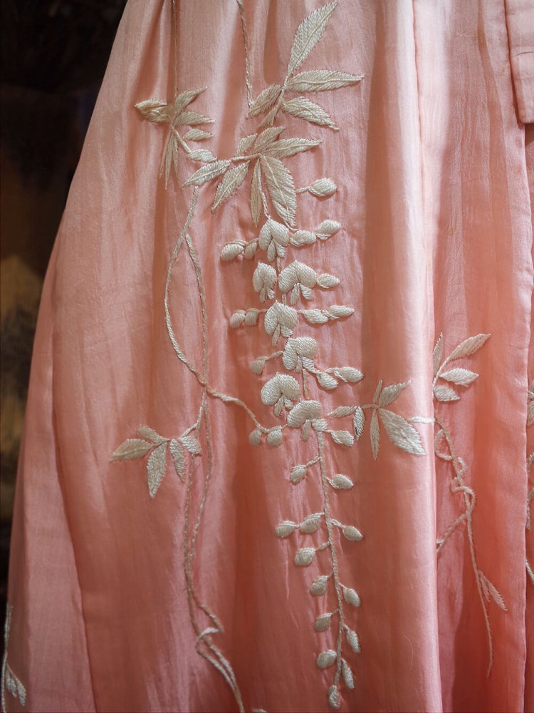 c.1920s Beautiful Wisteria Embroidery Gradation Silk Gown