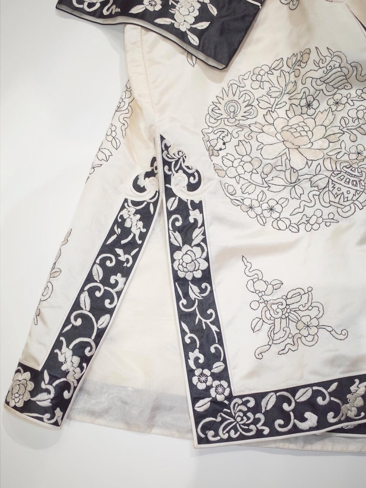 c.1940s Chinese Embroidery Silk Gown White & Black