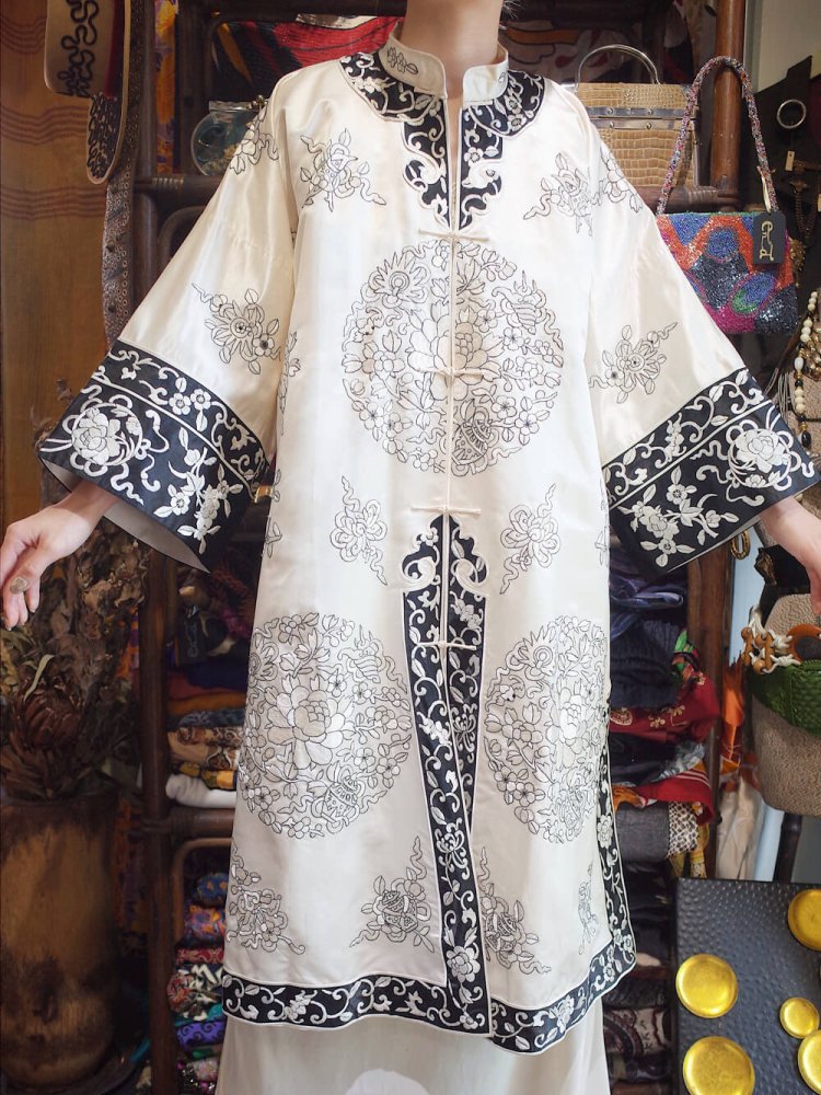 c.1940s Chinese Embroidery Silk Gown White & Black