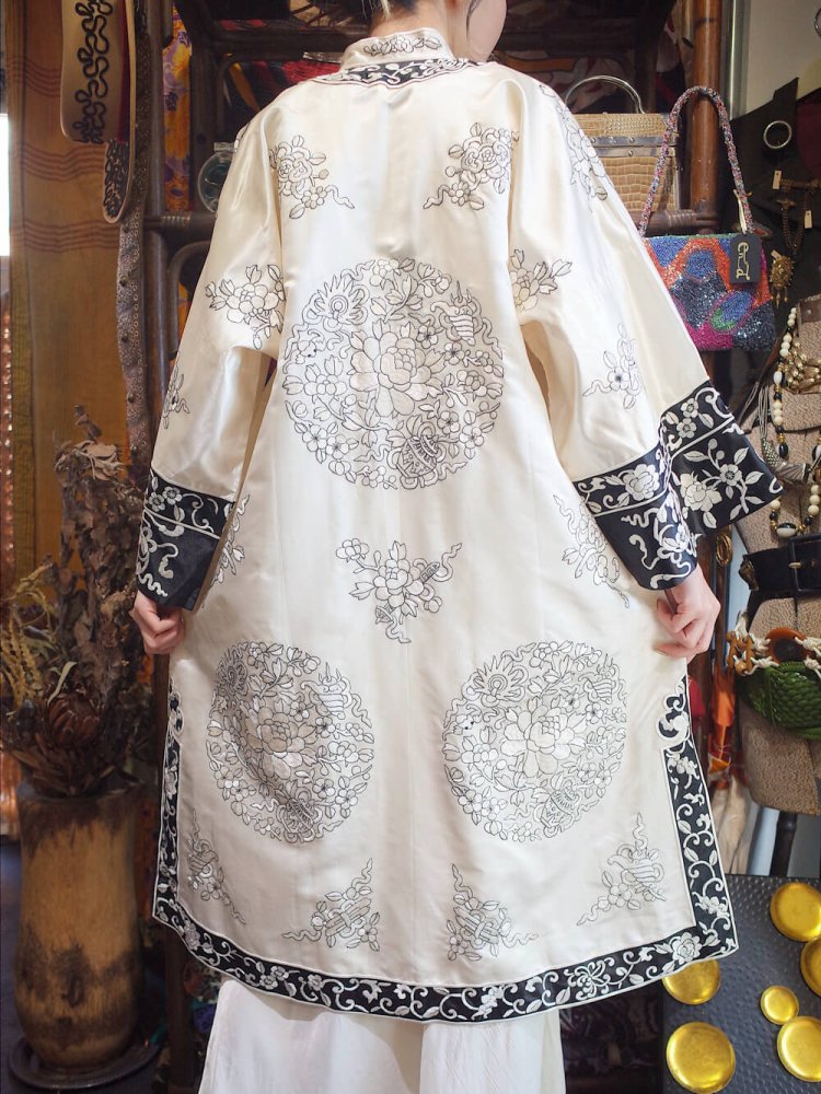 c.1940s Chinese Embroidery Silk Gown White & Black