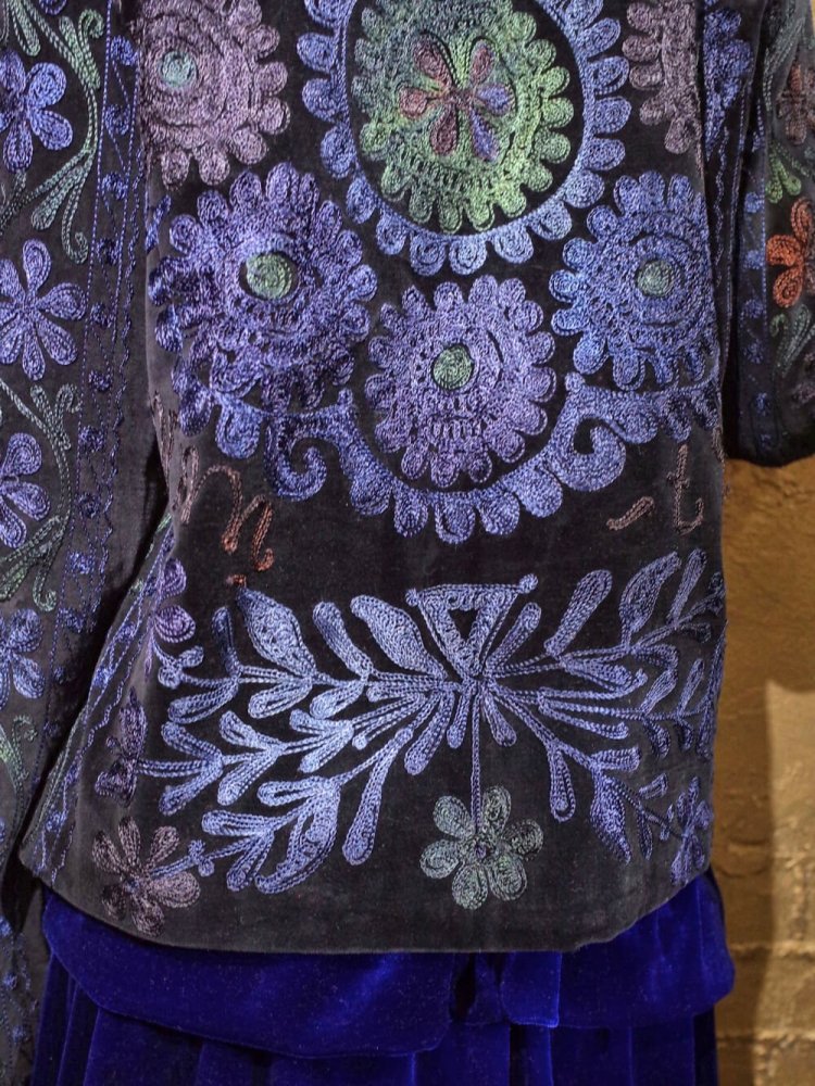 "From Turkey" c.1970s Suzani Deep color Embroidery Black Velvet Jacket