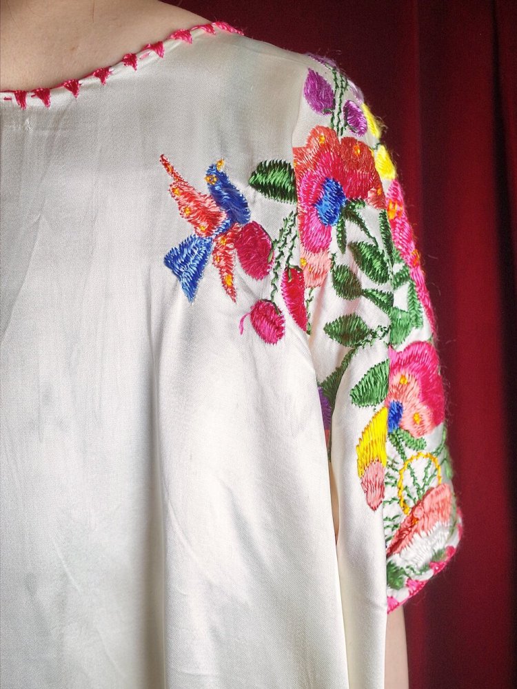 c.1960~70s Exotic Embroidery Satin Poncho