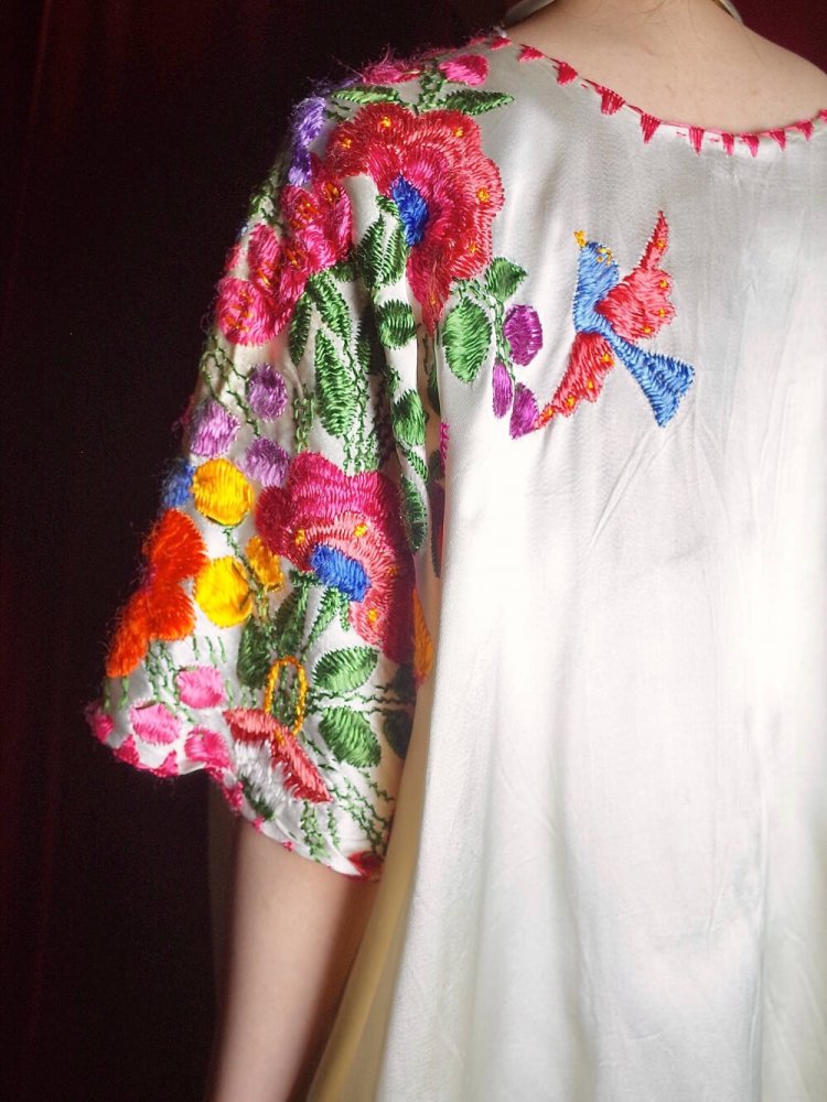 c.1960~70s Exotic Embroidery Satin Poncho