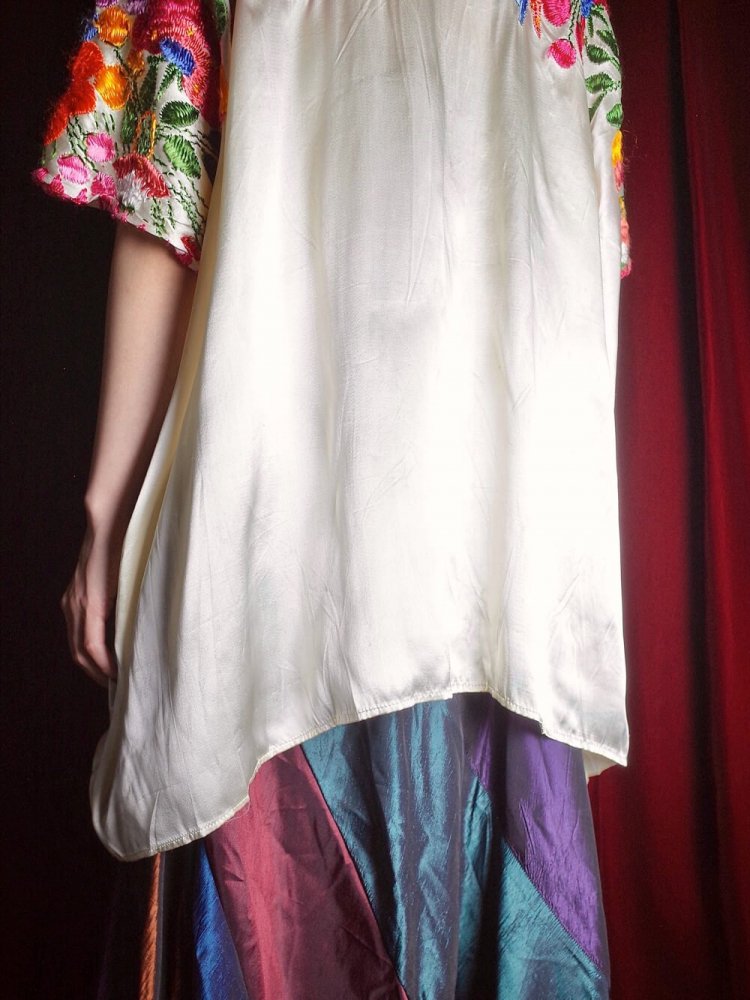 c.1960~70s Exotic Embroidery Satin Poncho