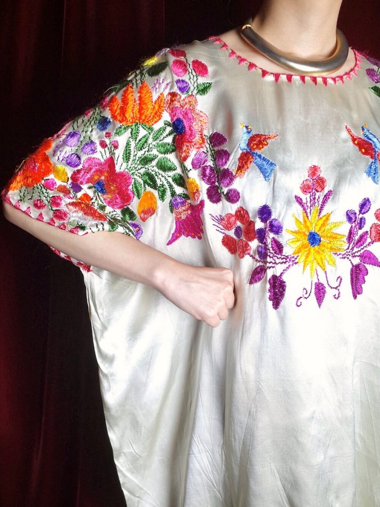 c.1960~70s Exotic Embroidery Satin Poncho