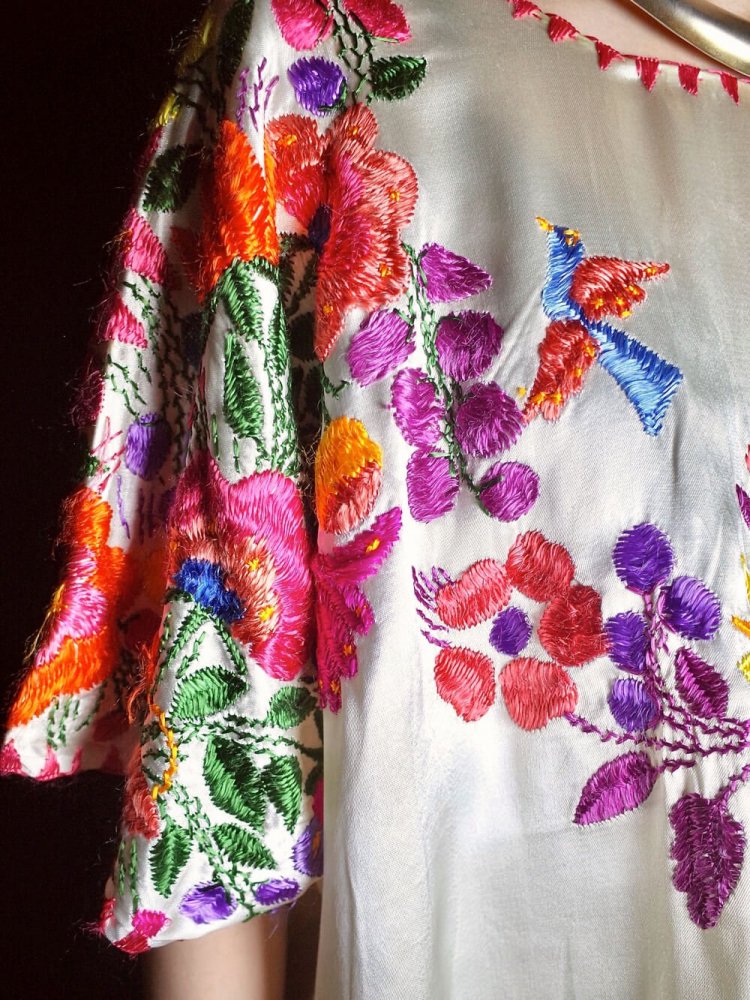 c.1960~70s Exotic Embroidery Satin Poncho