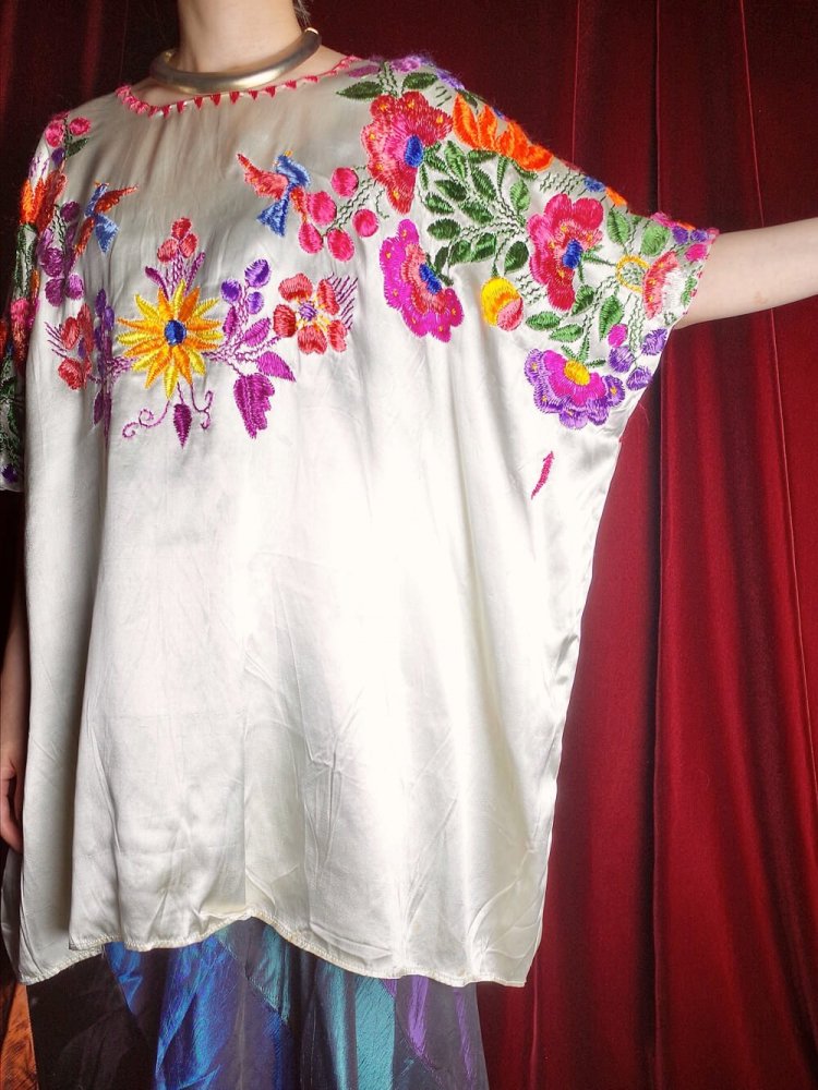 c.1960~70s Exotic Embroidery Satin Poncho