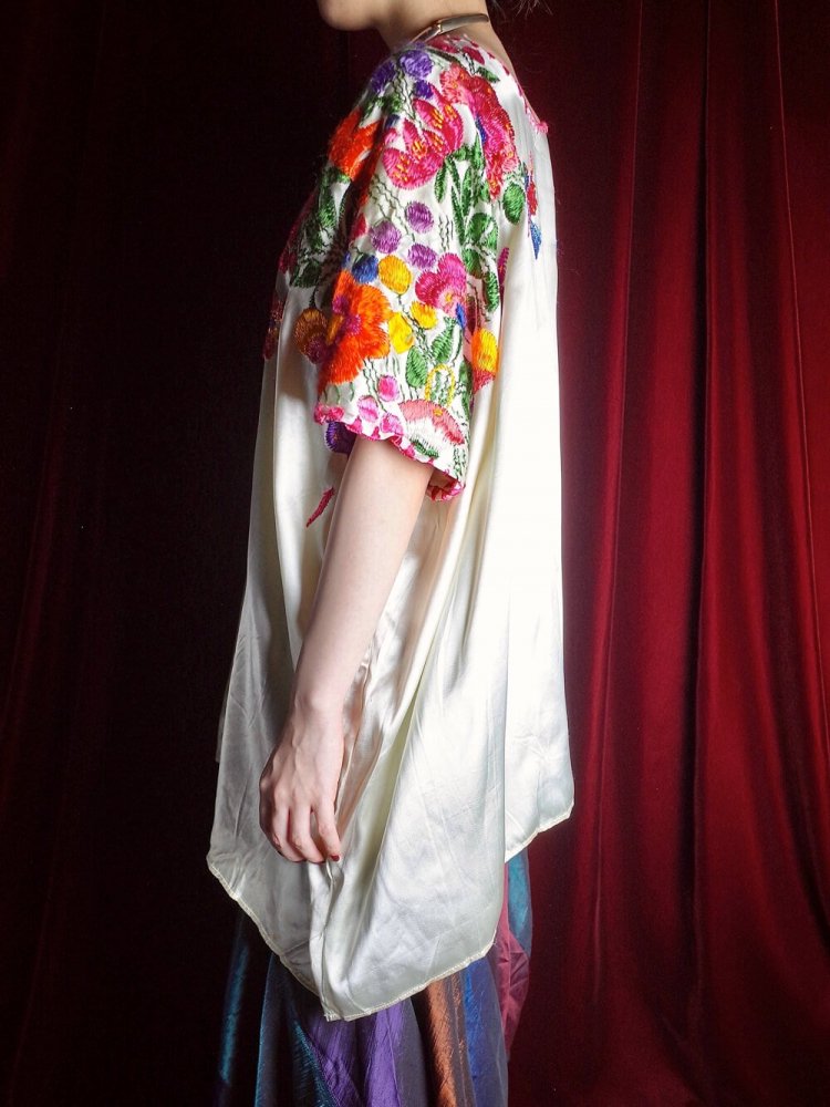 c.1960~70s Exotic Embroidery Satin Poncho