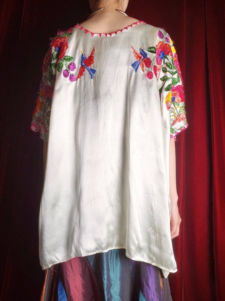 c.1960~70s Exotic Embroidery Satin Poncho