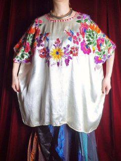 c.1960~70s Exotic Embroidery Satin Poncho