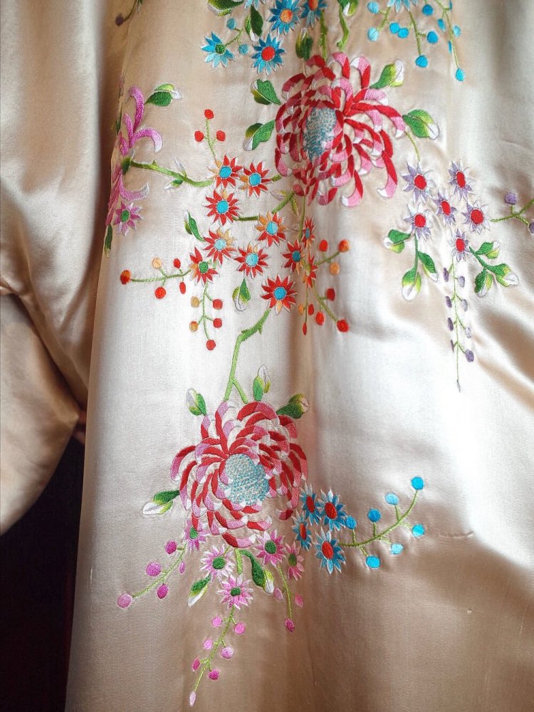 c.1950~60s Beautiful Embroidery Silk China Gown