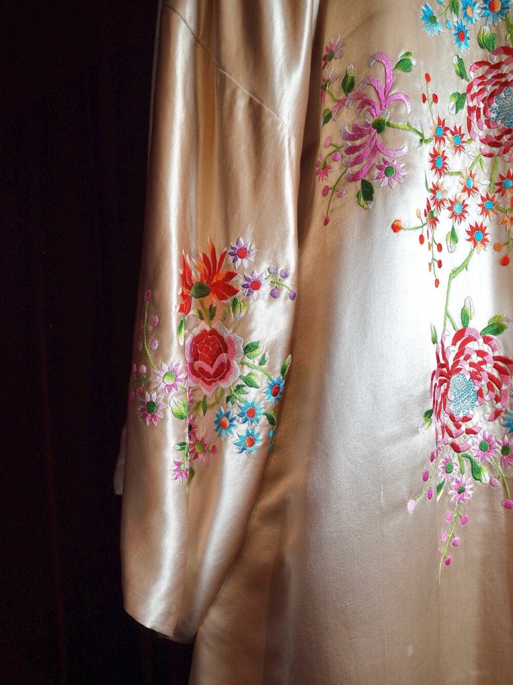 c.1950~60s Beautiful Embroidery Silk China Gown