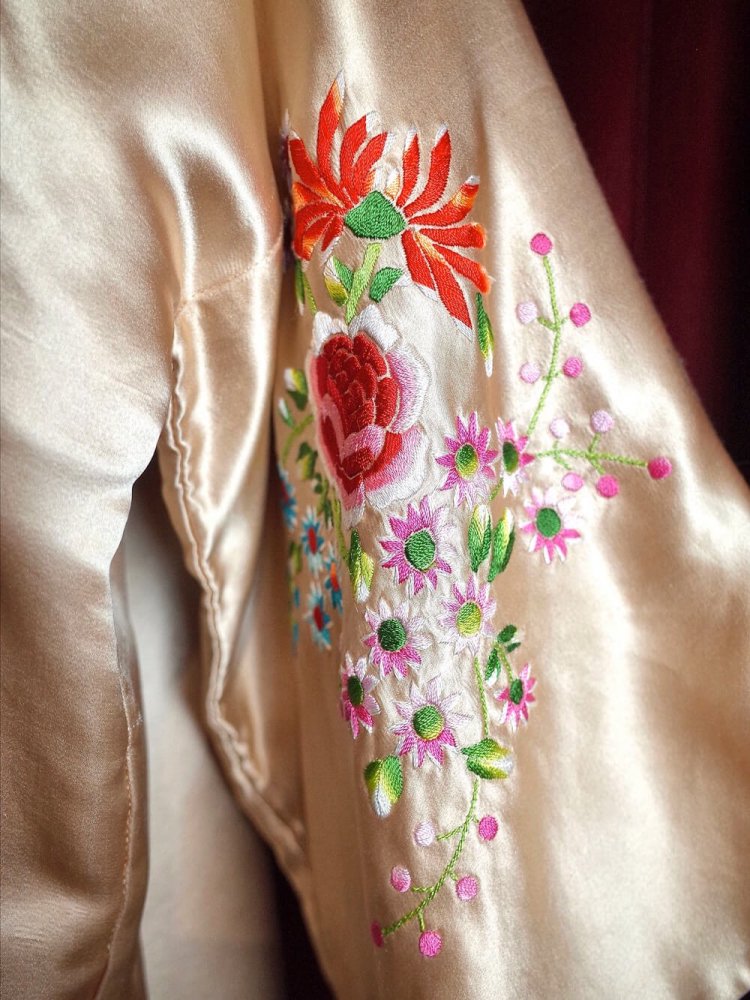 c.1950~60s Beautiful Embroidery Silk China Gown